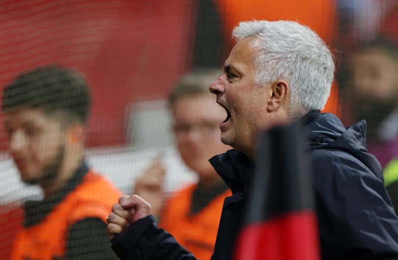 Mourinho gana al 'alumno' Xabi y la Roma jugará su segunda final consecutiva