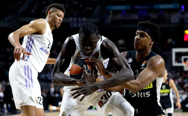 Eli Ndiaye frente al Partizan. Getty Images