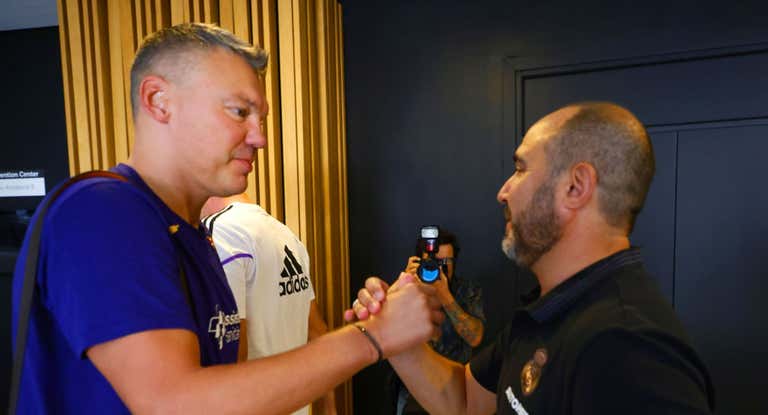 Sarunas Jasikevicius y Chus Mateo se saludan antes de un acto ACB.