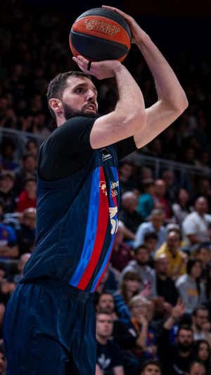 Nikola Mirotic lanza a canasta. ACB Media