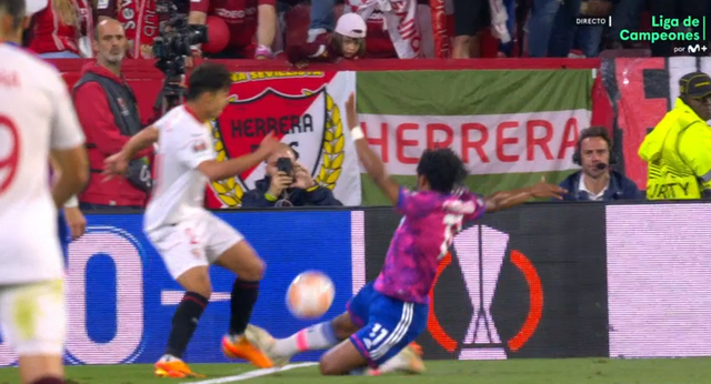El Sevilla, indignado con el VAR: “No hay discusión, es penalti”