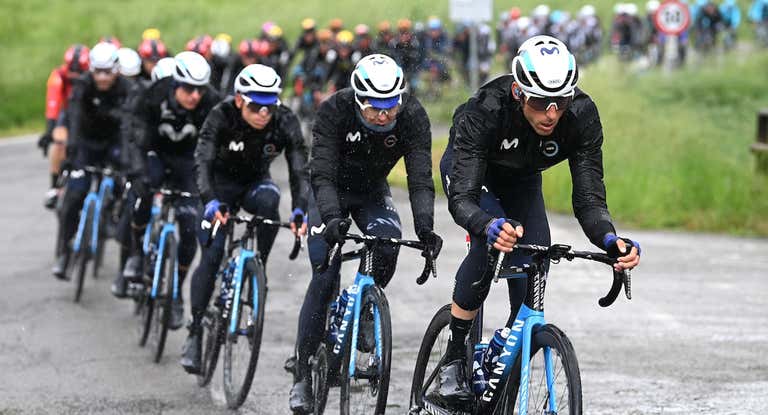Carlos Verona lidera la fila de Movistar Team en una etapa lluviosa del Giro de Italia 2023.
