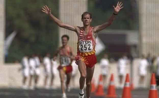 Abel Antón venciendo en el Maratón de Atenas (1997) con la tira nasal.  AFP