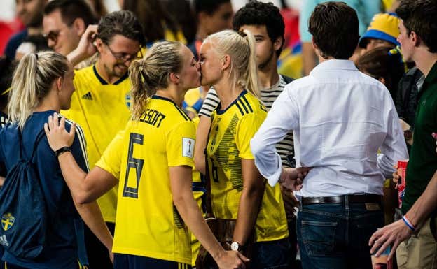 Harder y Magda celebran una victoria de Suecia en el Mundial de 2019.  GETTY