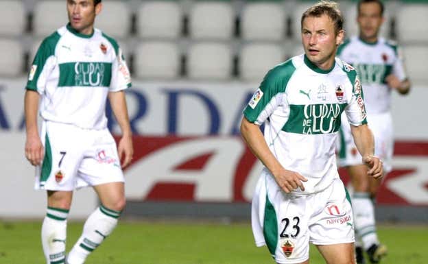 Tomasz Frankowski, con el 23, en un partido del Elche, con Nino (dorsal 7) en segundo plano.  ROBERTO MILÁN