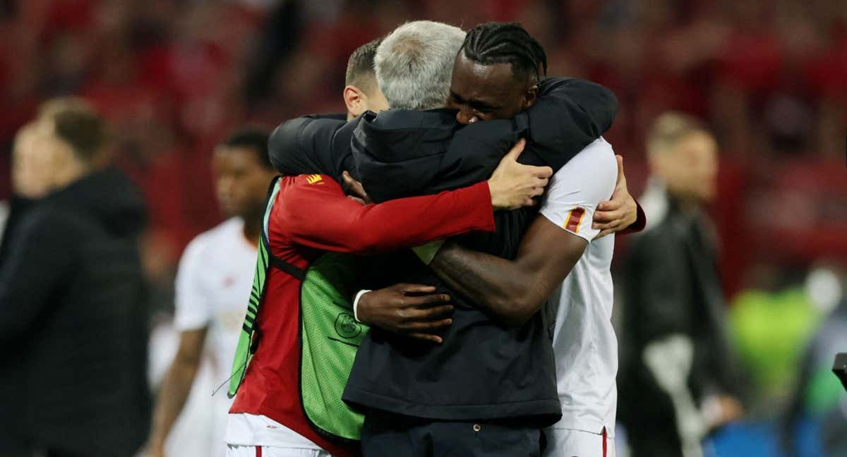 Mourinho celebra el triunfo con sus jugadores. /REUTERS