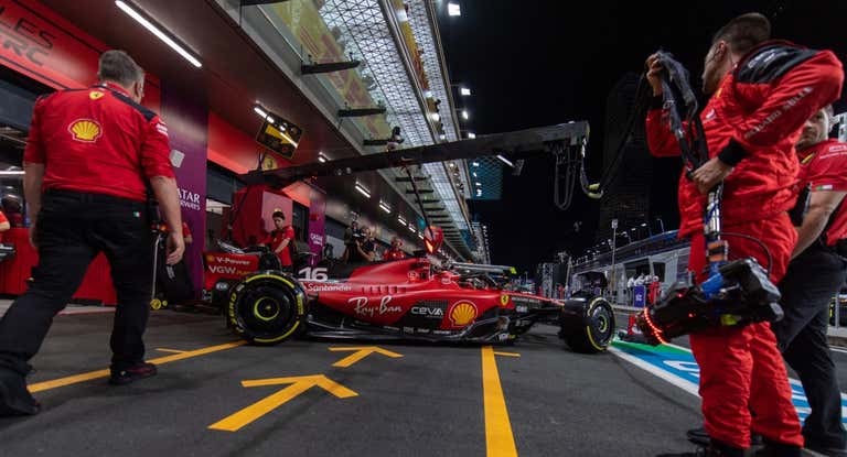 Charles Leclerc sale de boxes en el GP de Arabia Saudí 2023 de F1.