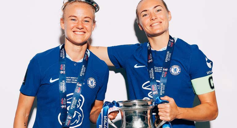 Harder y Magda posan juntas con la FA Cup.