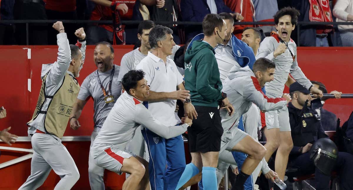 José Luis Mendilibar recibe el abrazo de José Luis Silva.
