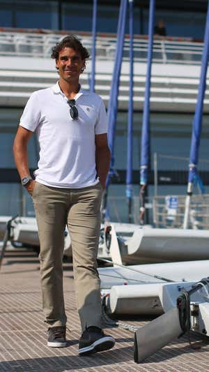 Nadal pasea por un puerto marítimo.  GETTY