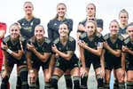 Las jugadoras se tapan el logo de la Liga F en señal de protesta por el salario mínimo