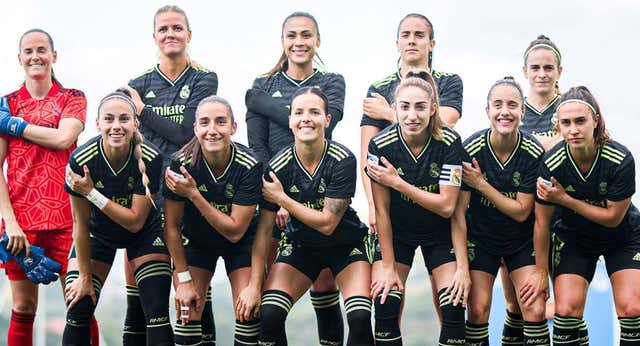 Las jugadoras se tapan el logo de la Liga F en señal de protesta por el salario mínimo
