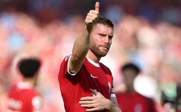 Milner saluda a los aficionados en su último partido en Anfield.  REUTERS