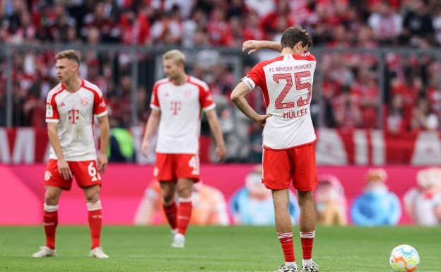 Müller y varios jugadores del Bayern, tras la derrota  EFE