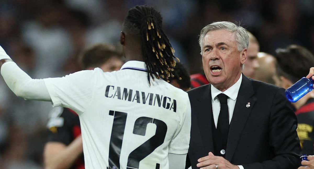Camavinga y Ancelotti hablan durante un partido./Reuters