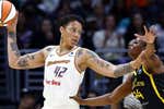 Tras su pesadilla en una prisión rusa, Brittney Griner regresa a la WNBA en forma y con el apoyo de Kamala Harris