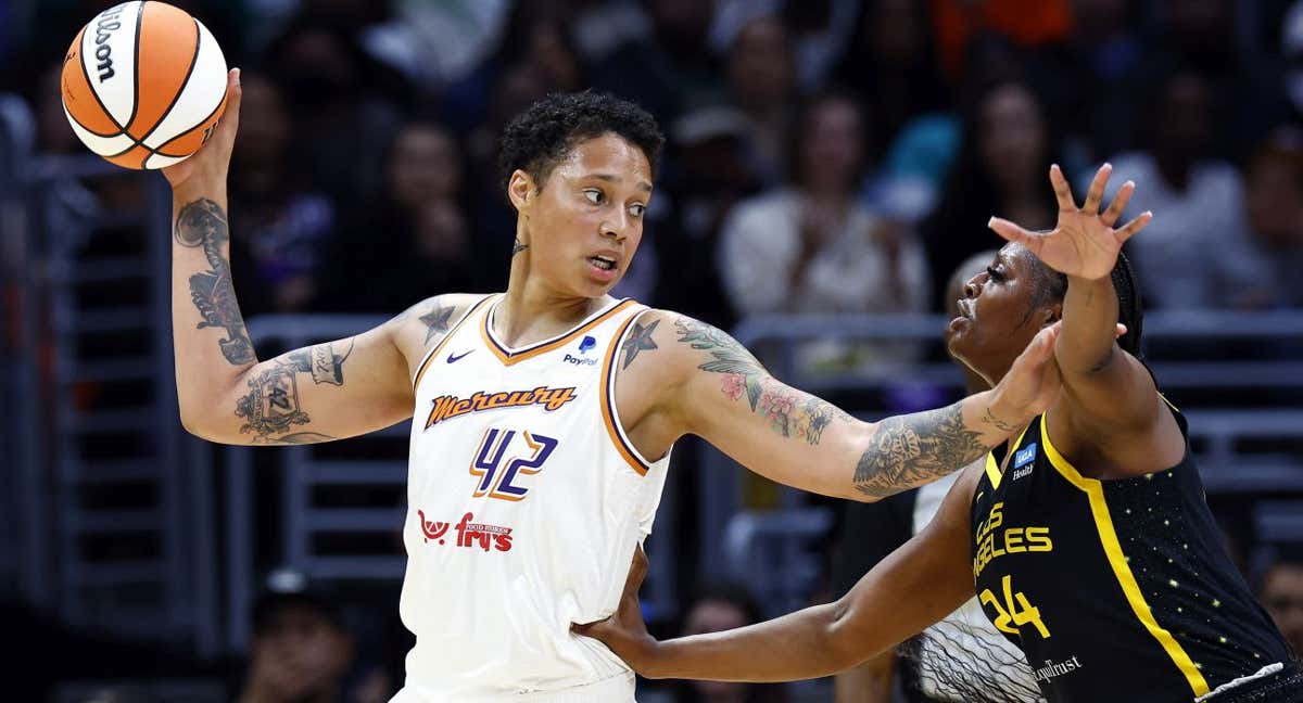 Brittney Griner de Phoenix Mercury controla el balón contra Joyner Holmes de Los Ángeles Sparks.