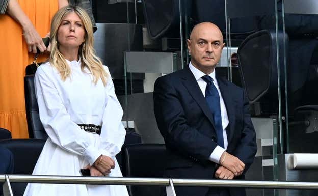 Levy en el palco durante el partido.  AFP