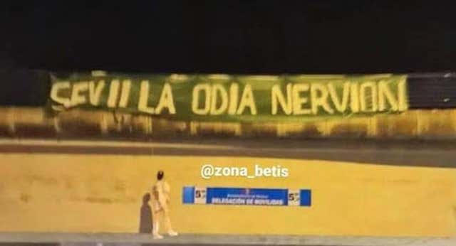 LaLiga y el Sevilla condenan la pancarta y el muñeco de Jordán colgado en un puente de la SE-30