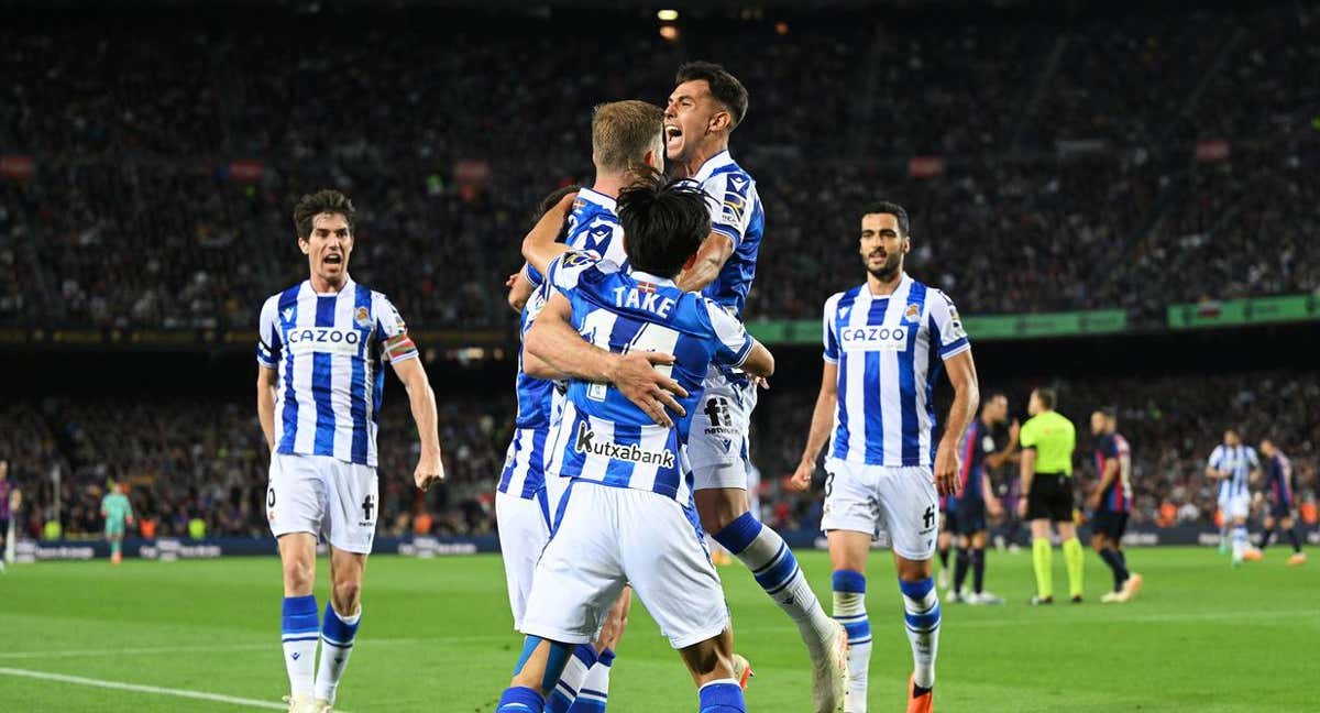 Los jugadores de la Real celebran el gol de Sorloth.