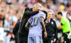 El Valencia identifica a los dos racistas con Vinicius y Ancelotti modera su discurso