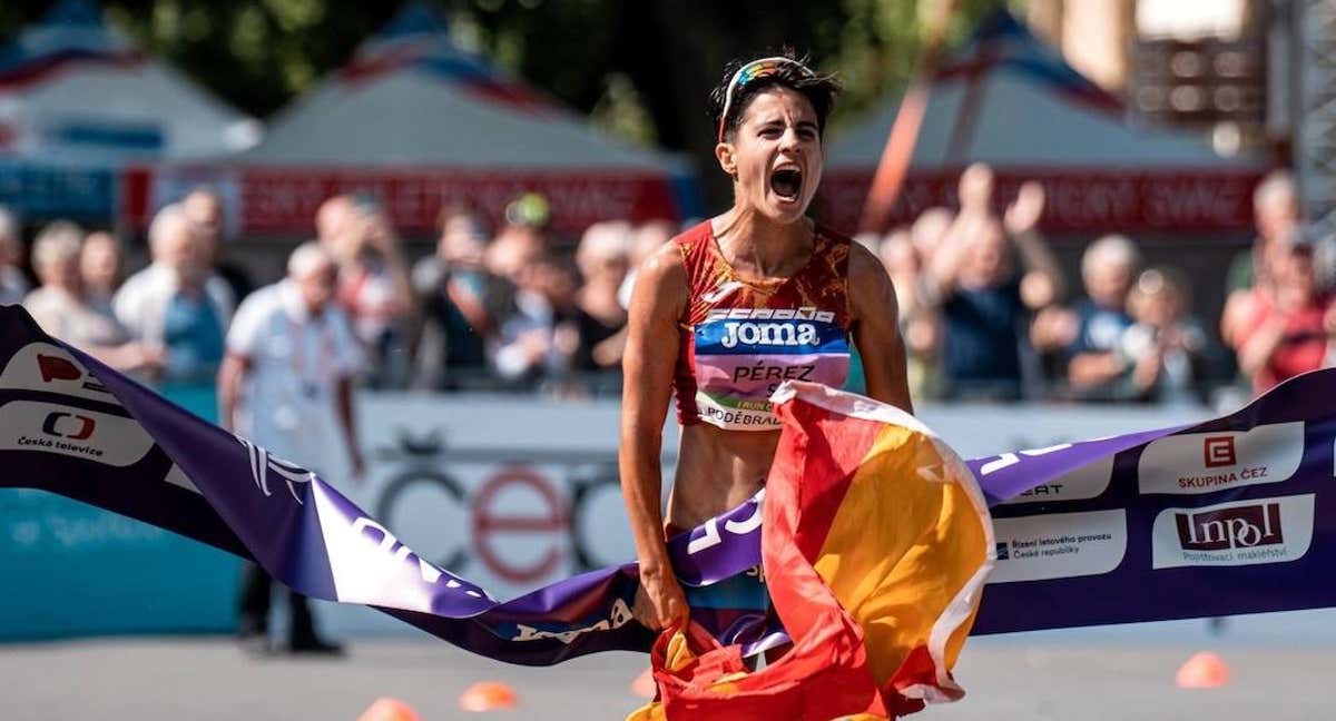 María Pérez festeja el primer puesto. /Real Federación Española de Atletismo
