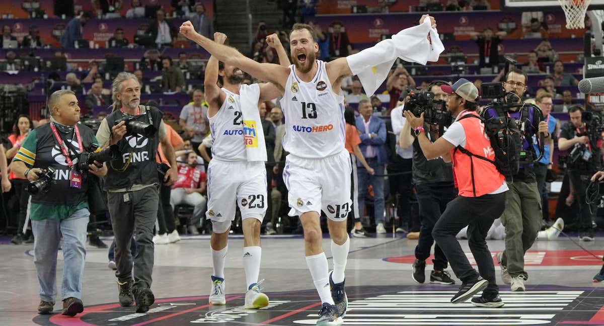 Llull y el Chacho celebran la undécima en la final de la Euroliga. /REUTERS