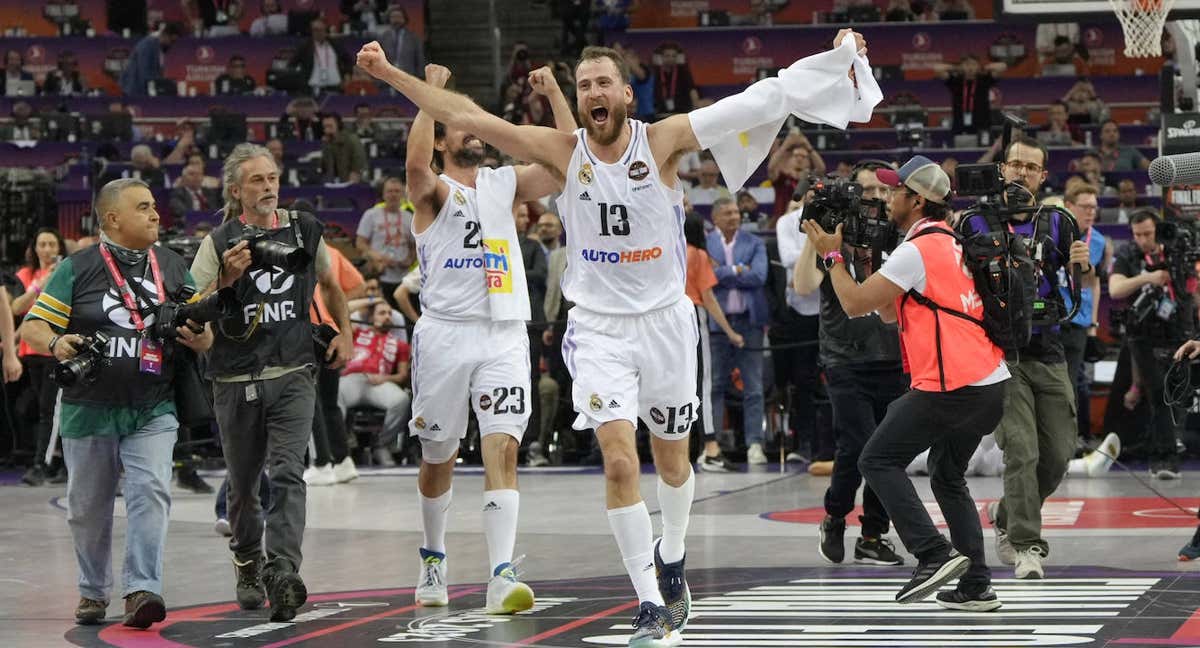Llull y el Chacho celebran la undécima en la final de la Euroliga.