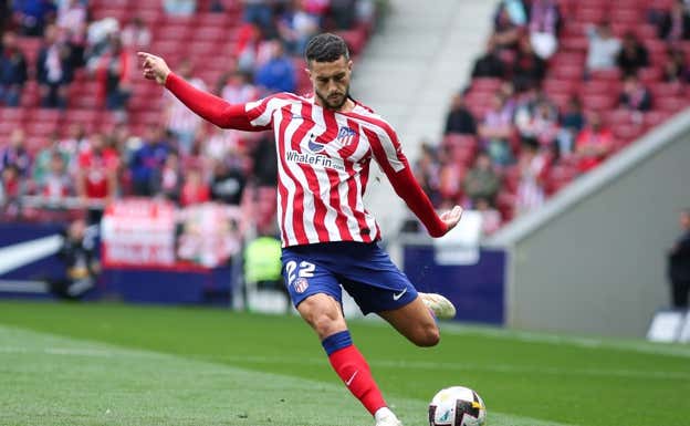 Mario Hermoso lanza un pase largo durante el Atlético-Osasuna celebrado el 21 de mayo en el Cívitas Metropolitano.  EP