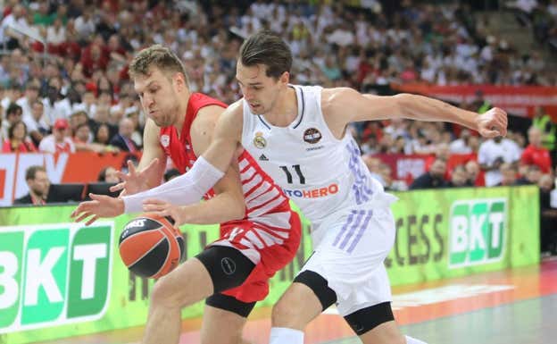 Vezenkov y Mario Hezonja, en un momento del partido.  AFP