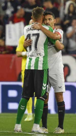 Joaquín abraza a Jesús Navas. EFE