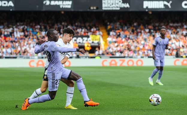 Mendy se vio superado ante el Valencia.  EP