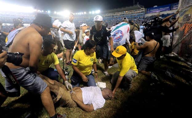 Las asistencias trabajan en el estadio de Cuscatlán. AFP