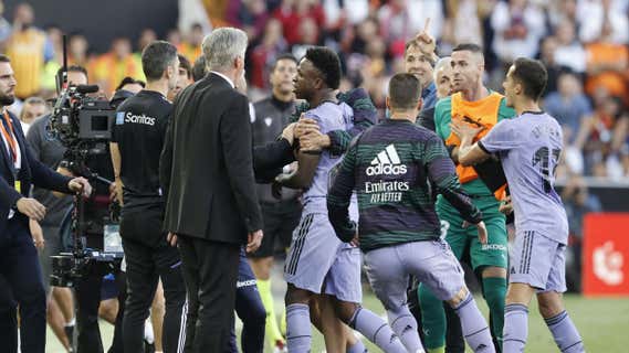 Vinicius, en el momento de retirarse del césped de Mestalla tras ser expulsado por agresión./