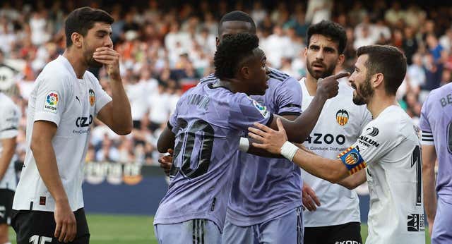 El Valencia se aleja del descenso y Vinicius acaba fuera de sí