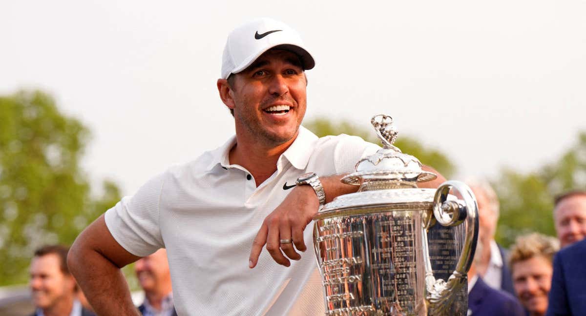 Brooks Koepka, ayer, con el trofeo de ganador del PGA Championship. /Reuters