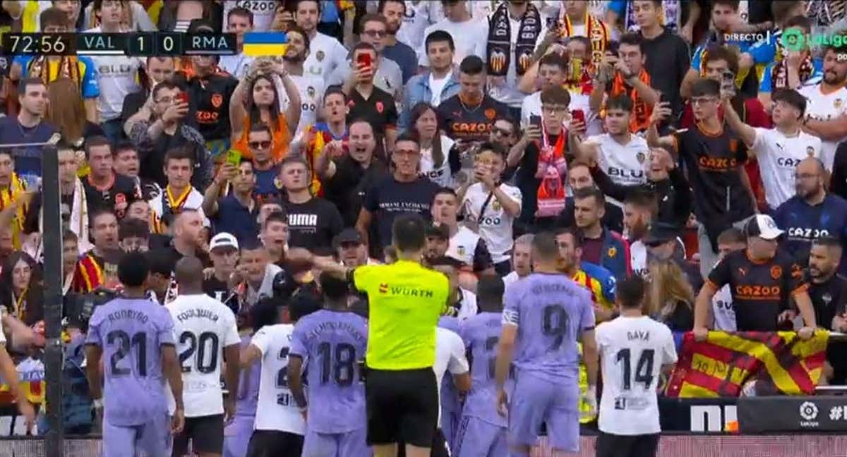 Momento en el que Vinicius se encara con los aficionados que gritaron insultos racistas.