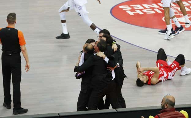 Chus Mateo se abraza con su cuerpo técnico tras ganar la Euroliga.  GETTY IMAGES
