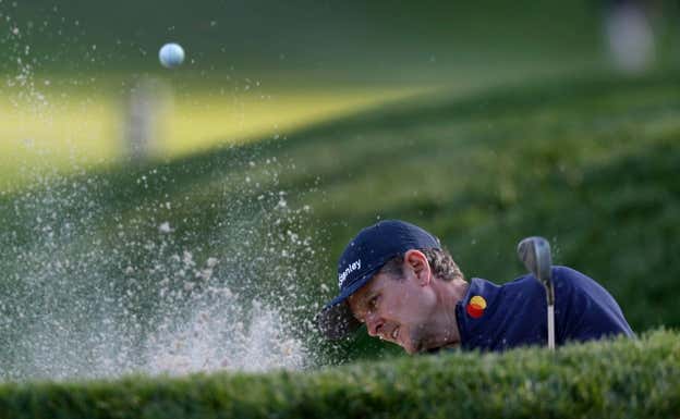El golfista Justin Rose realizando un birdie. EFE