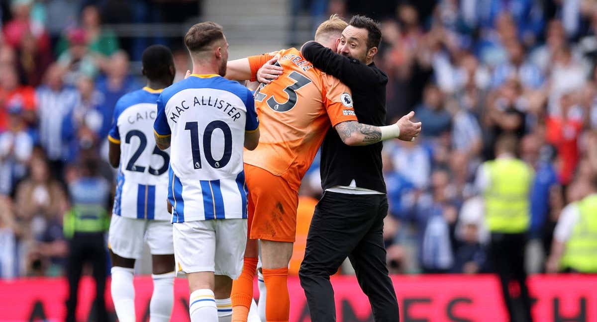 De Zerbi celebra una victoria con Steele y MacAllister./Getty Images