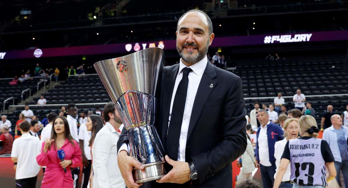 Chus Mateo posa con el trofeo de la Euroliga.