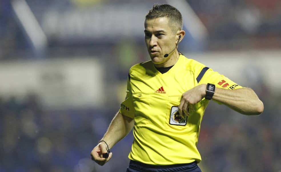 La RFEF cesa a seis árbitros VAR: Iglesias Villanueva, el de Mestalla, es uno de ellos