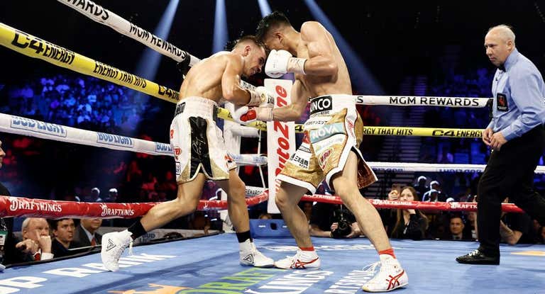Moloney (pegado a las cuerdas) y Nakatani intercambian golpes durante su combate.