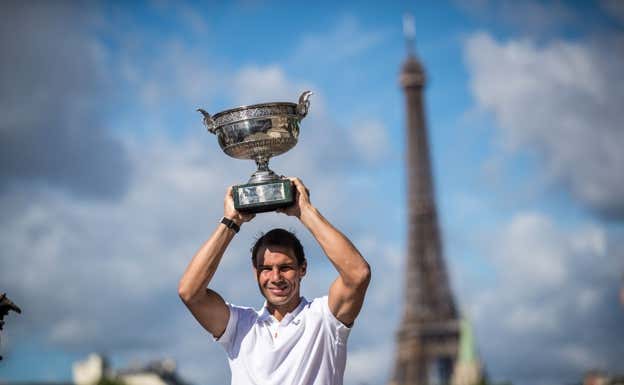 Rafa Nadal sosteniendo el trofeo de Roland Garros.