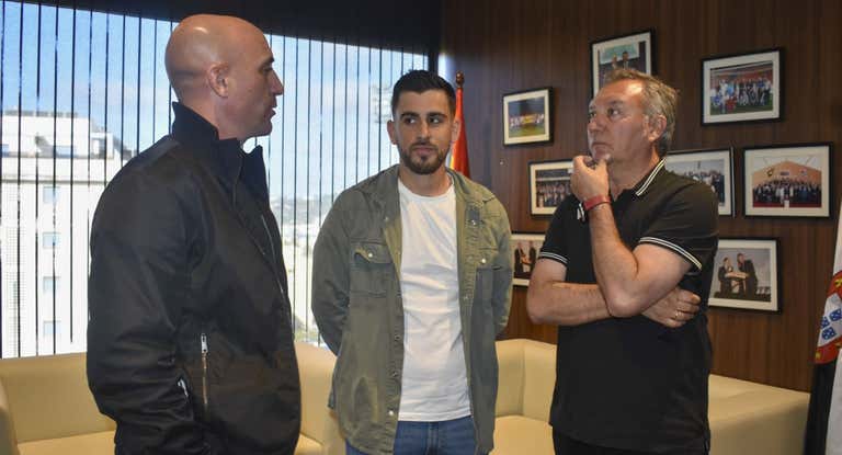 Luis Rubiales (izda.) y Medina Cantalejo (dcha.) con Antonio Pozo, el árbitro agredido en Ceuta.