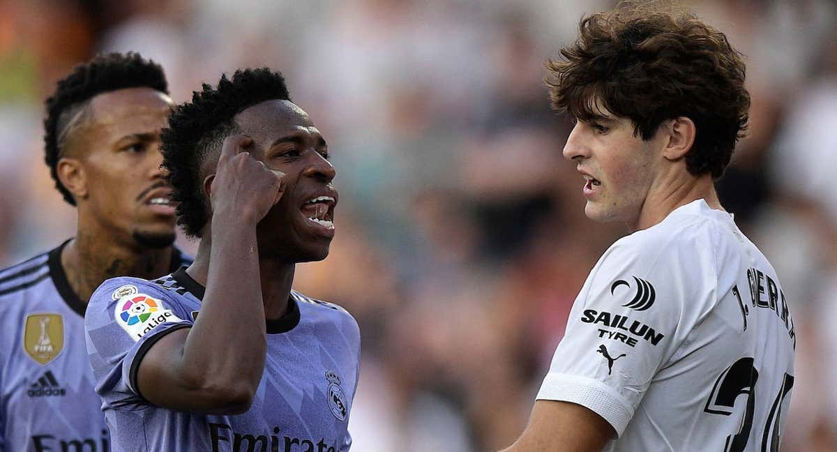 Vinicius y Javi Guerra, durante el Valencia-Real Madrid./Reuters