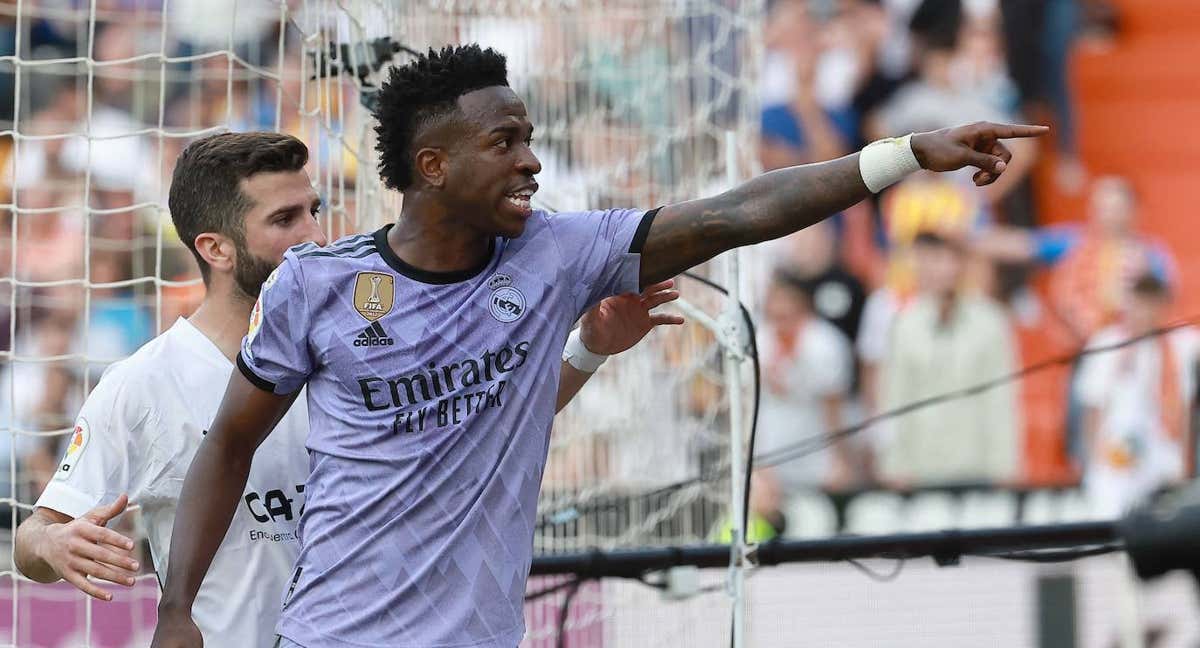 Vinicius señala a los aficionados que le insultaron en Mestalla./AFP