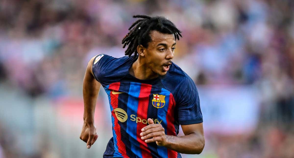 Koundé durante un partido con el Barcelona./AGENCIAS