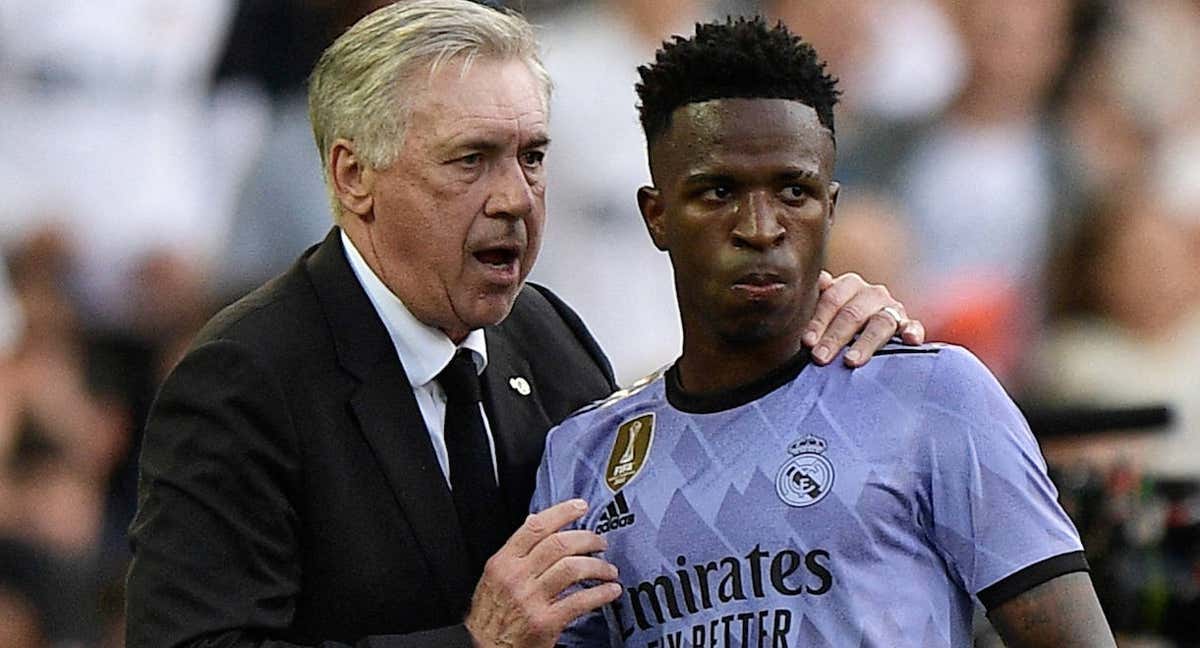 Ancelotti, con Vinicius en Mestalla./REUTERS