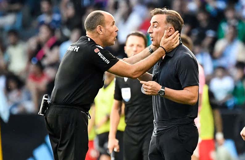 Carvalhal: “El VAR no se puede utilizar con una lupa”